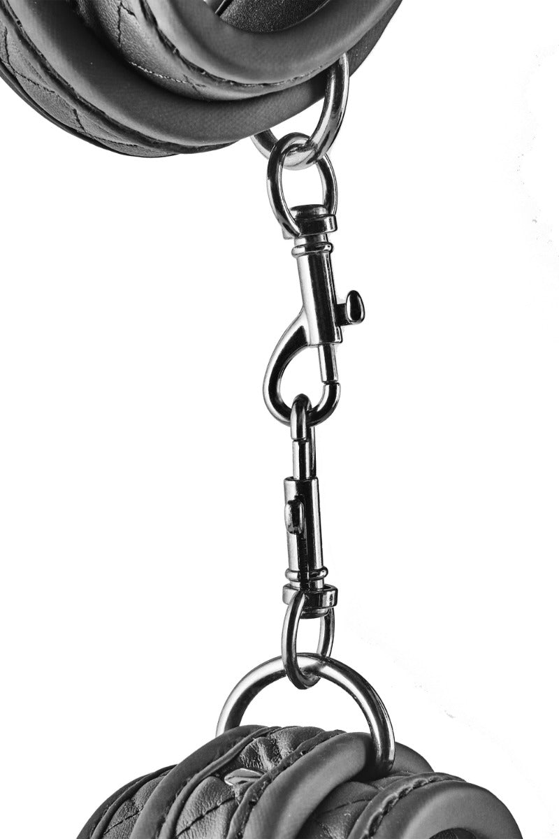 Blaze Handcuffs Diamond Black connector detail