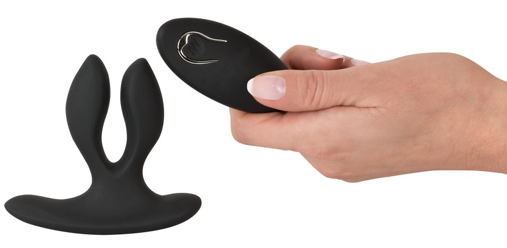 XouXou Vibrating Expander Butt Plug with remote in hand